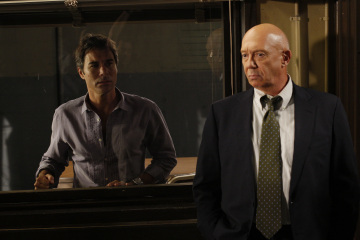 Still of Eric McCormack and Dann Florek in Law & Order: Special Victims Unit (1999)