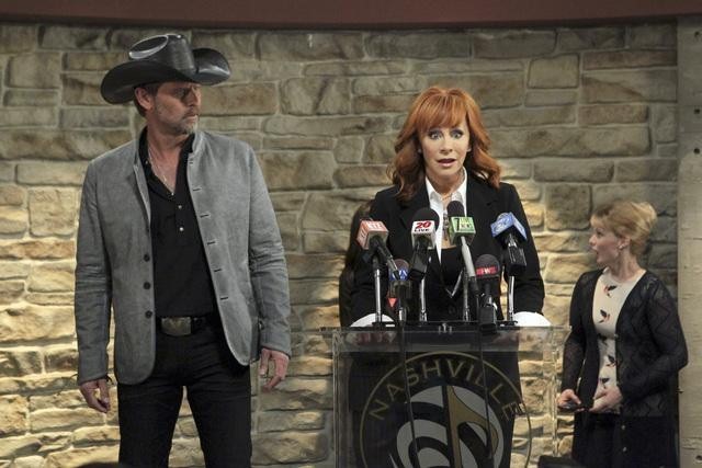 Still of Reba McEntire and Jeffrey Nordling in Malibu Country (2012)