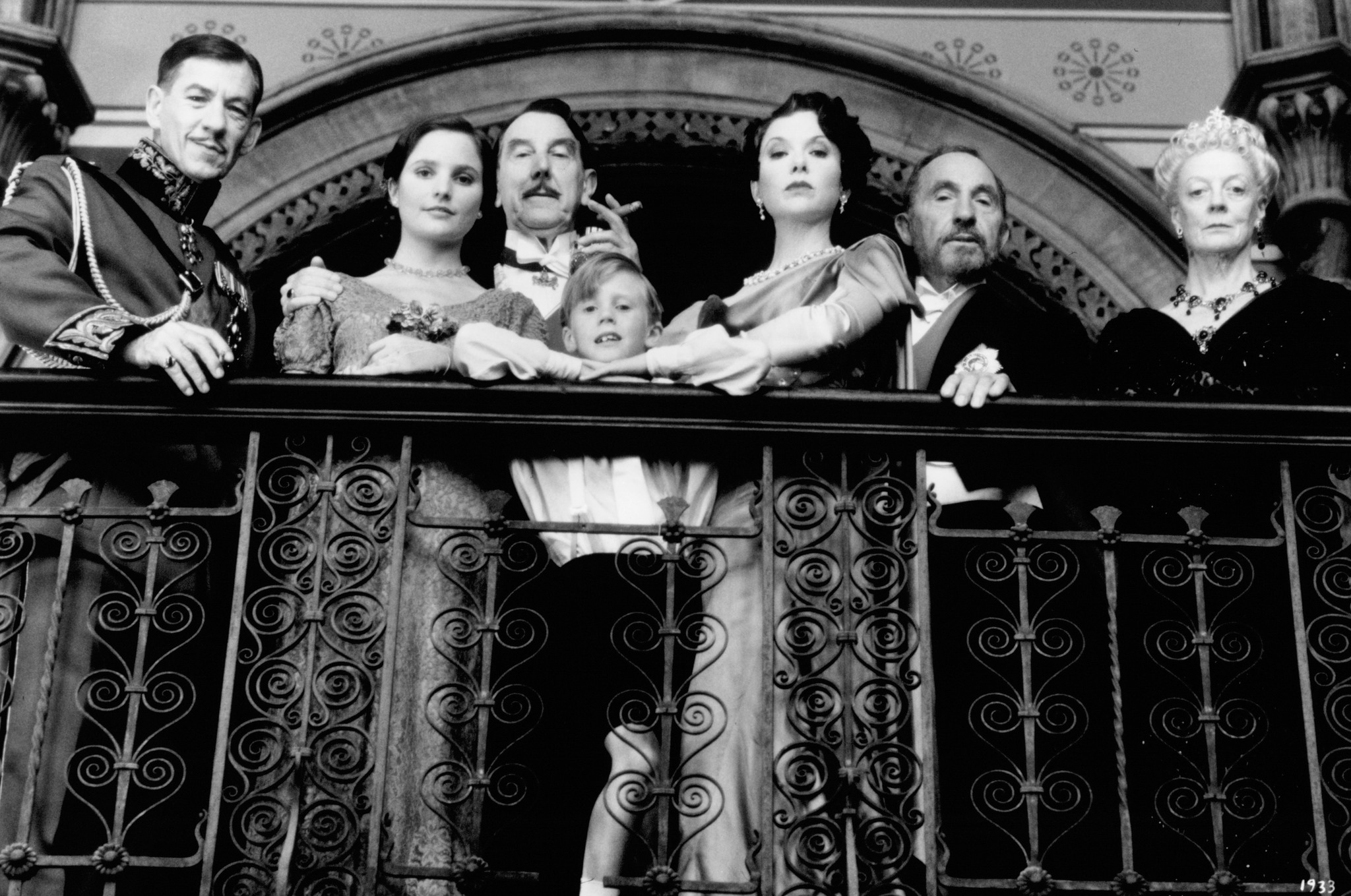 Still of Annette Bening, Nigel Hawthorne, Maggie Smith, Ian McKellen, Kate Steavenson-Payne and John Wood in Richard III (1995)