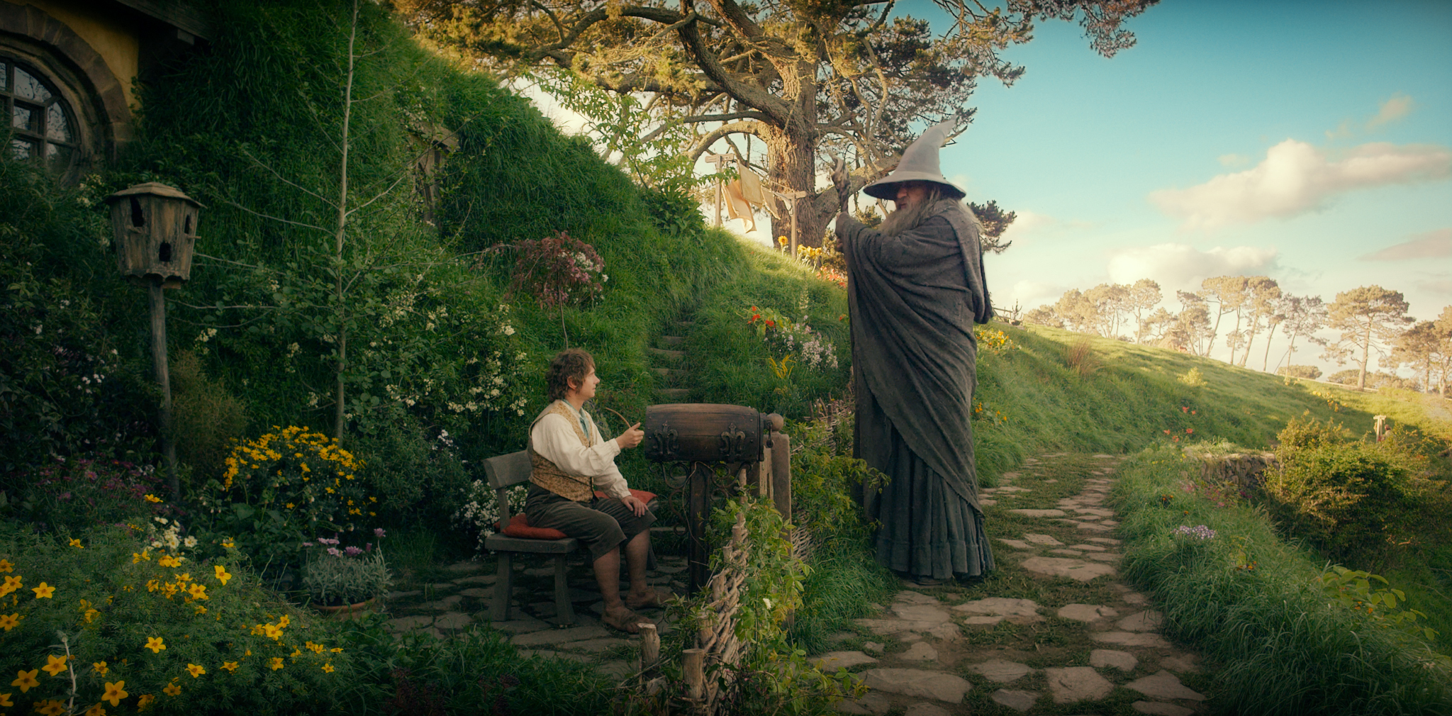 Still of Ian McKellen and Martin Freeman in Hobitas: nelaukta kelione (2012)