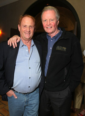Jon Voight and Mike Medavoy at event of Gelezinis zmogus (2008)