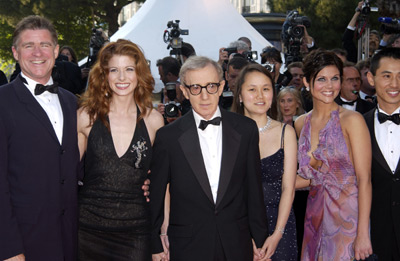 Woody Allen, Treat Williams, Debra Messing, Tiffani Thiessen, Barney Cheng and Soon-Yi Previn at event of Hollywood Ending (2002)