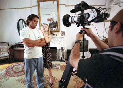 Izabella Miko and Cristián de la Fuente in Minimal Knowledge (2002)