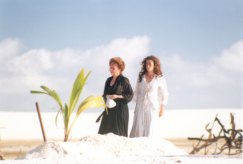 Still of Fernanda Montenegro and Fernanda Torres in Casa de Areia (2005)