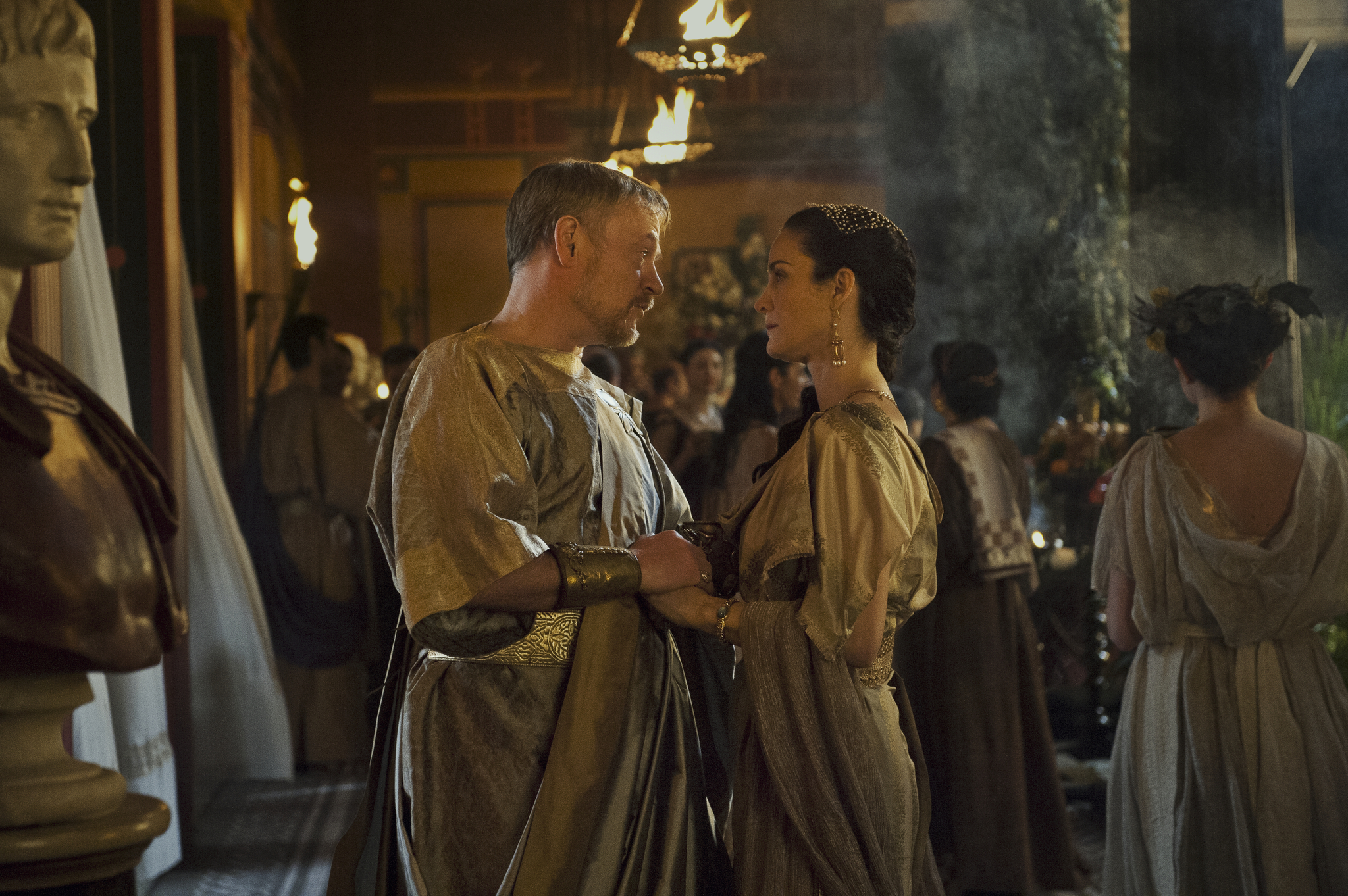 Still of Carrie-Anne Moss and Jared Harris in Pompeja (2014)