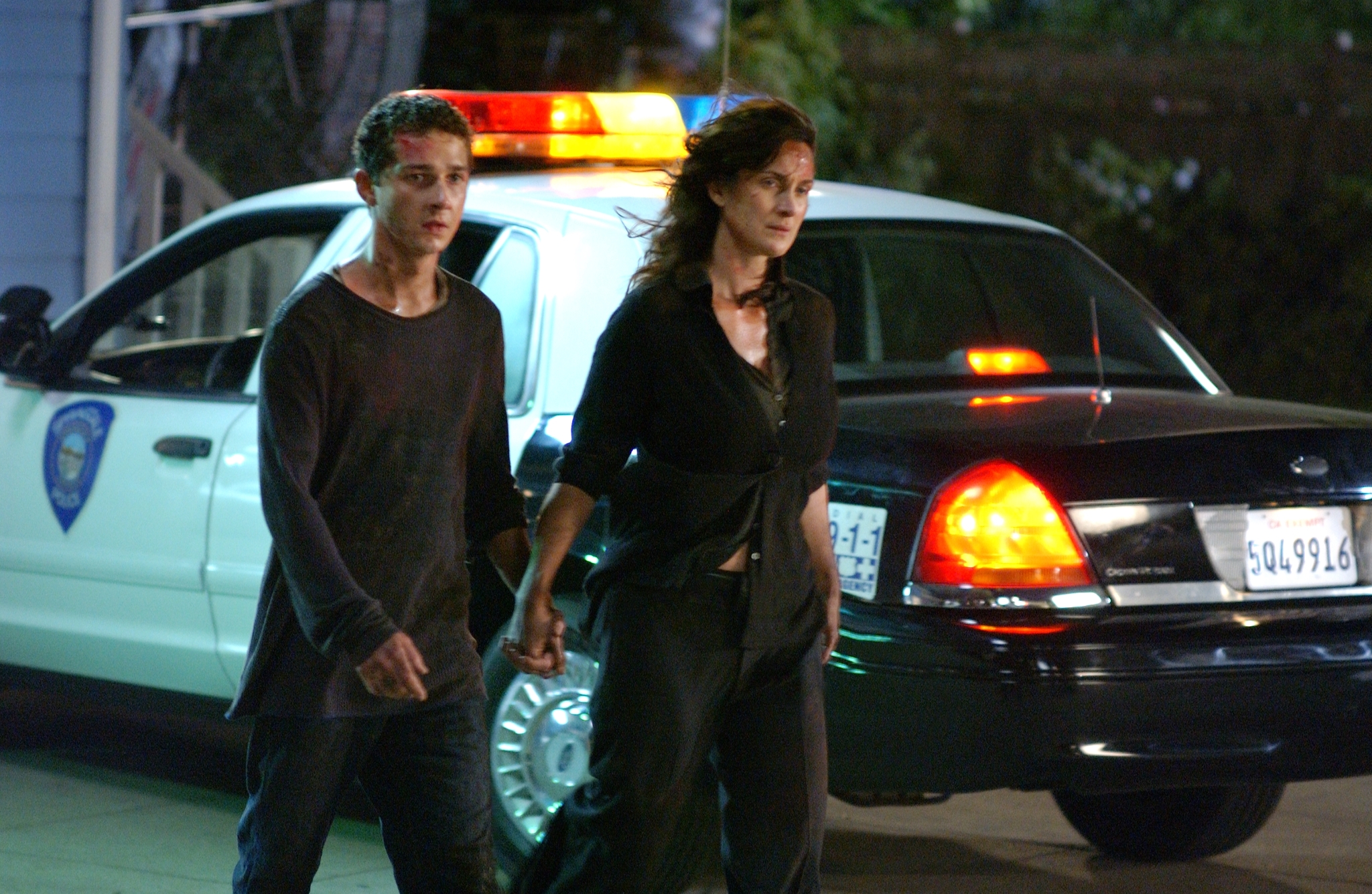 Still of Carrie-Anne Moss and Shia LaBeouf in Paranoja (2007)