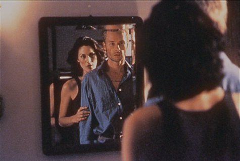 Guy Pearce and Carrie-Anne Moss in Memento (2000)