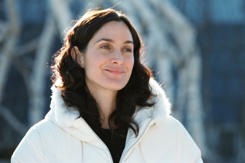 Still of Carrie-Anne Moss in Snow Cake (2006)