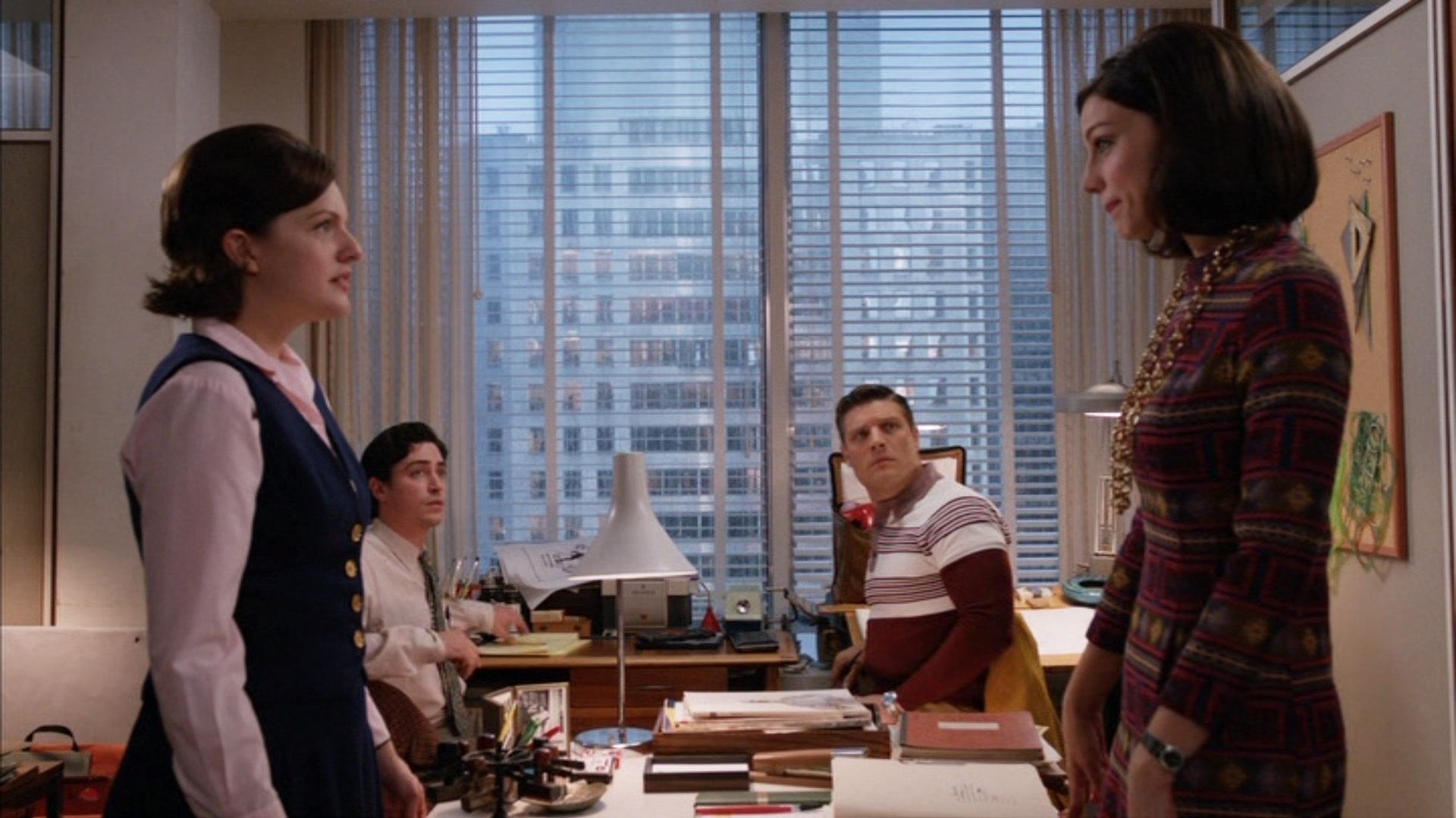 Still of Elisabeth Moss, Jay R. Ferguson, Jessica Paré and Ben Feldman in MAD MEN. Reklamos vilkai (2007)