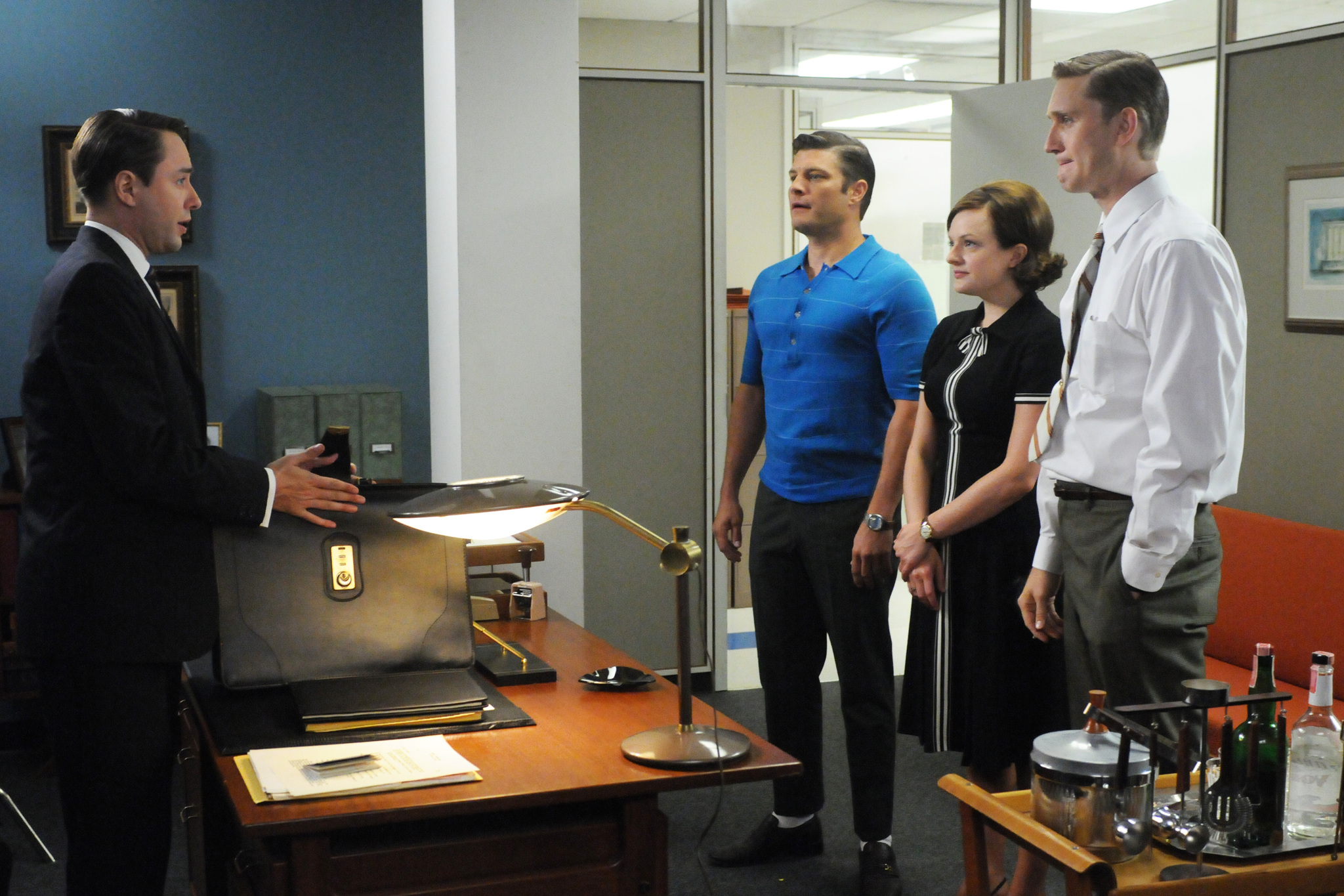 Still of Elisabeth Moss, Jay R. Ferguson, Vincent Kartheiser and Aaron Staton in MAD MEN. Reklamos vilkai (2007)