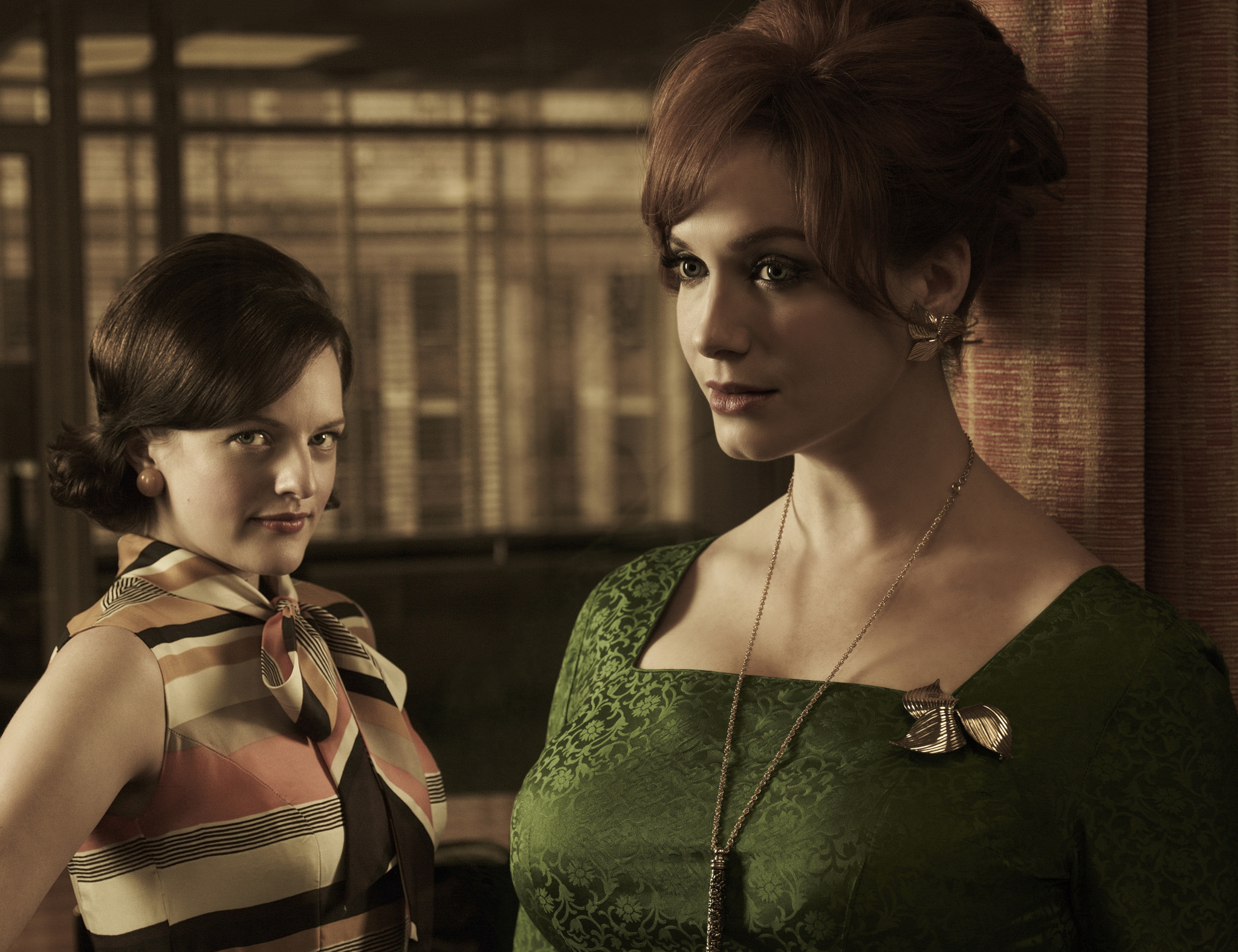 Still of Elisabeth Moss and Christina Hendricks in MAD MEN. Reklamos vilkai (2007)