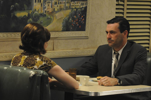 Still of Elisabeth Moss and Jon Hamm in MAD MEN. Reklamos vilkai (2007)