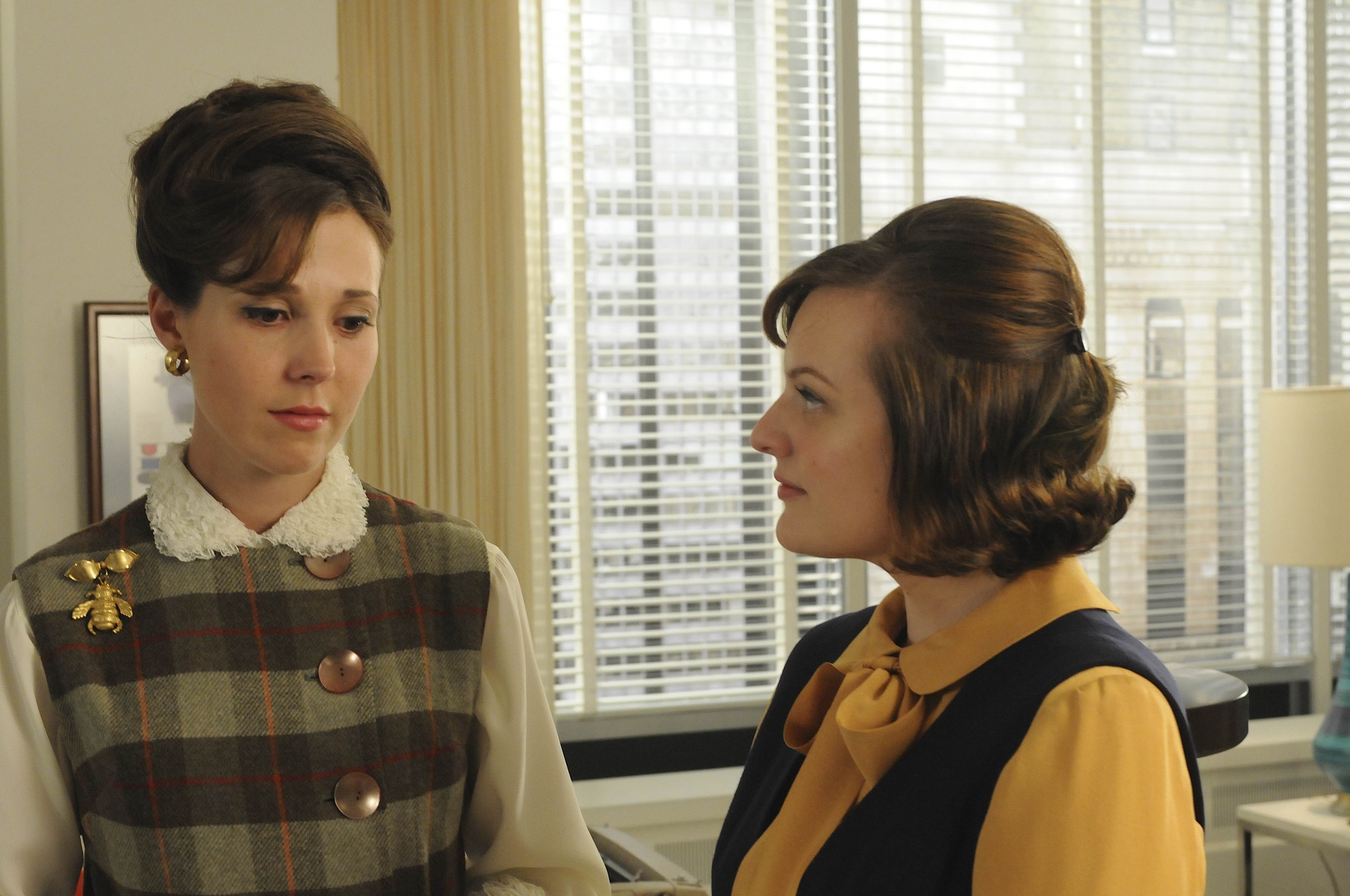 Still of Elisabeth Moss and Alexa Alemanni in MAD MEN. Reklamos vilkai (2007)