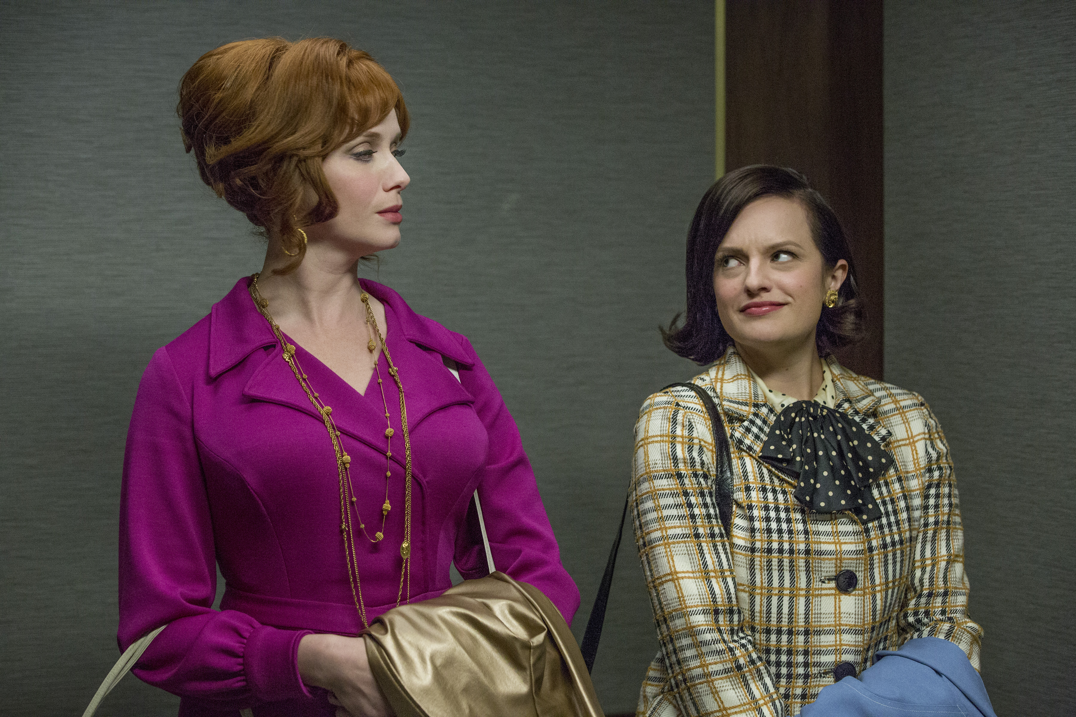 Still of Elisabeth Moss and Christina Hendricks in MAD MEN. Reklamos vilkai (2007)