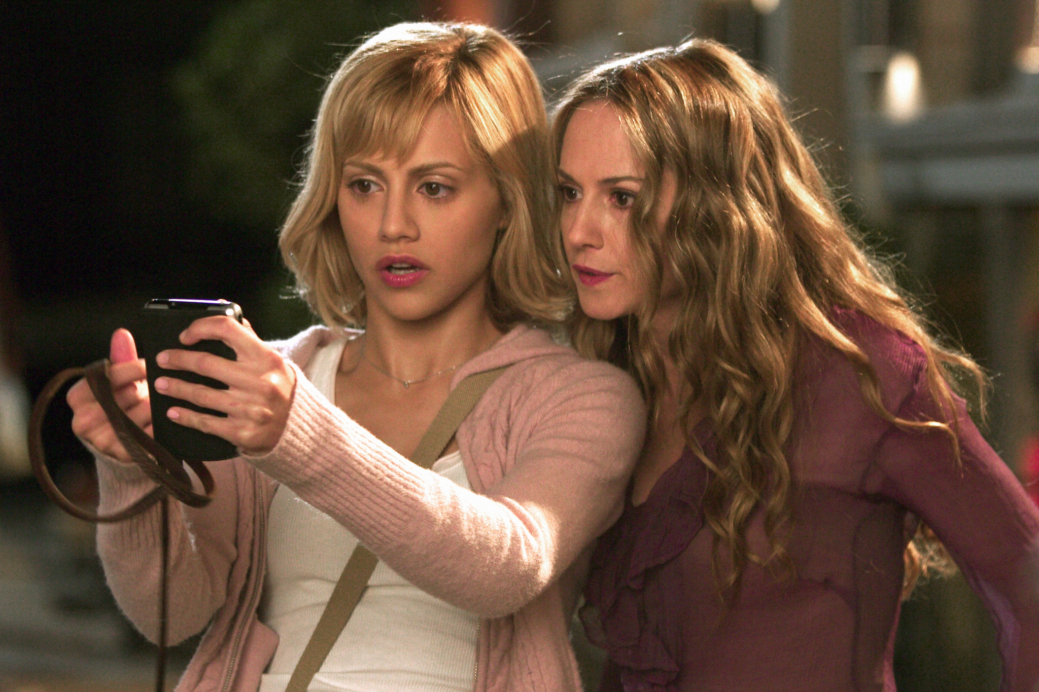 Still of Holly Hunter and Brittany Murphy in Little Black Book (2004)