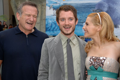 Robin Williams, Elijah Wood and Brittany Murphy at event of Linksmos pedutes (2006)