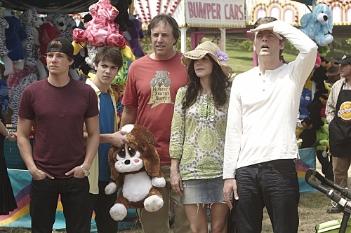 Still of Mary-Louise Parker, Justin Kirk, Kevin Nealon, Alexander Gould and Hunter Parrish in Weeds (2005)