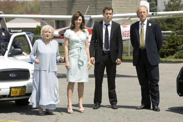 Still of Craig T. Nelson, Ryan Reynolds, Mary Steenburgen and Betty White in Pirslybos (2009)