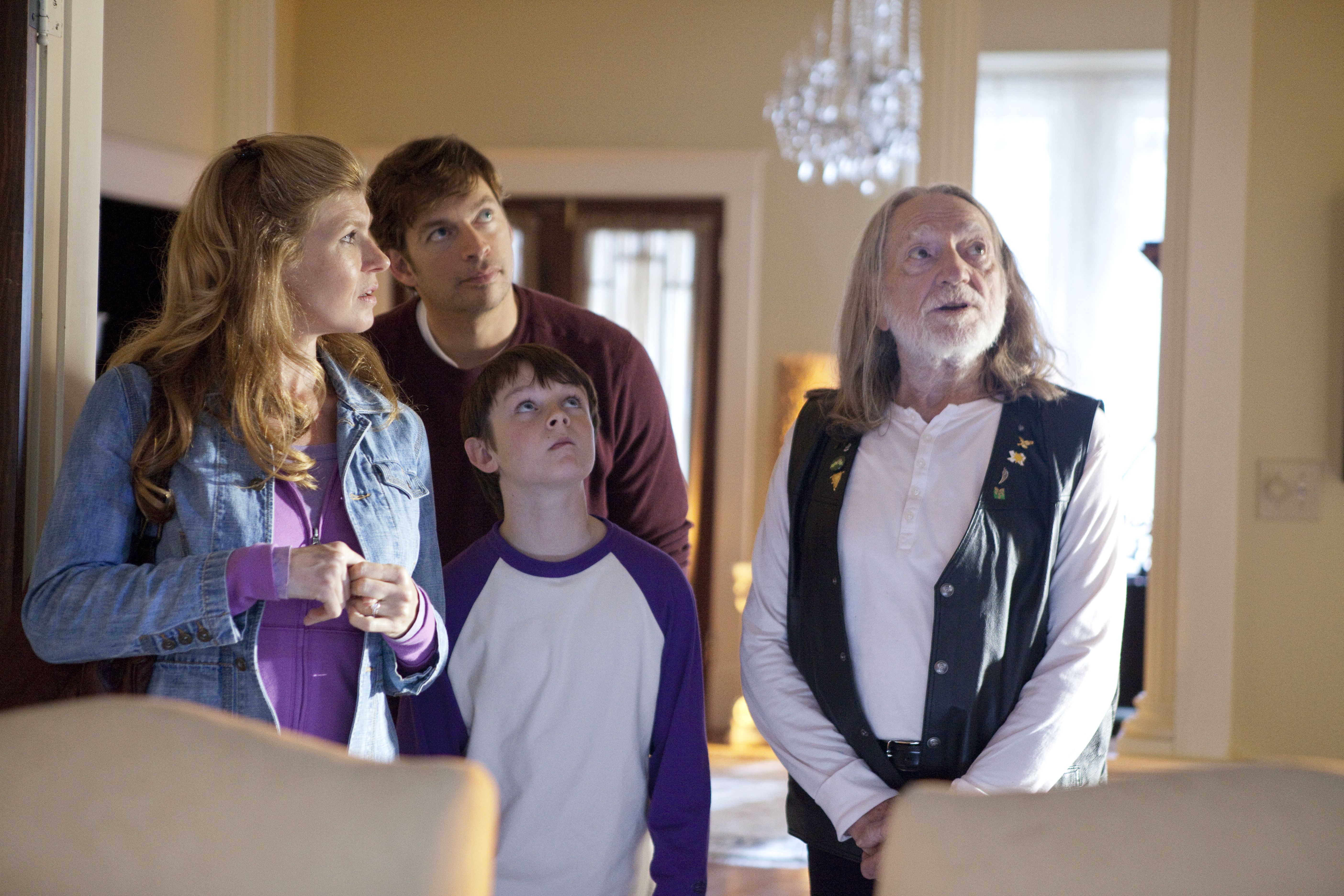 Still of Harry Connick Jr., Willie Nelson, Connie Britton and Chandler Canterbury in Angels Sing (2013)