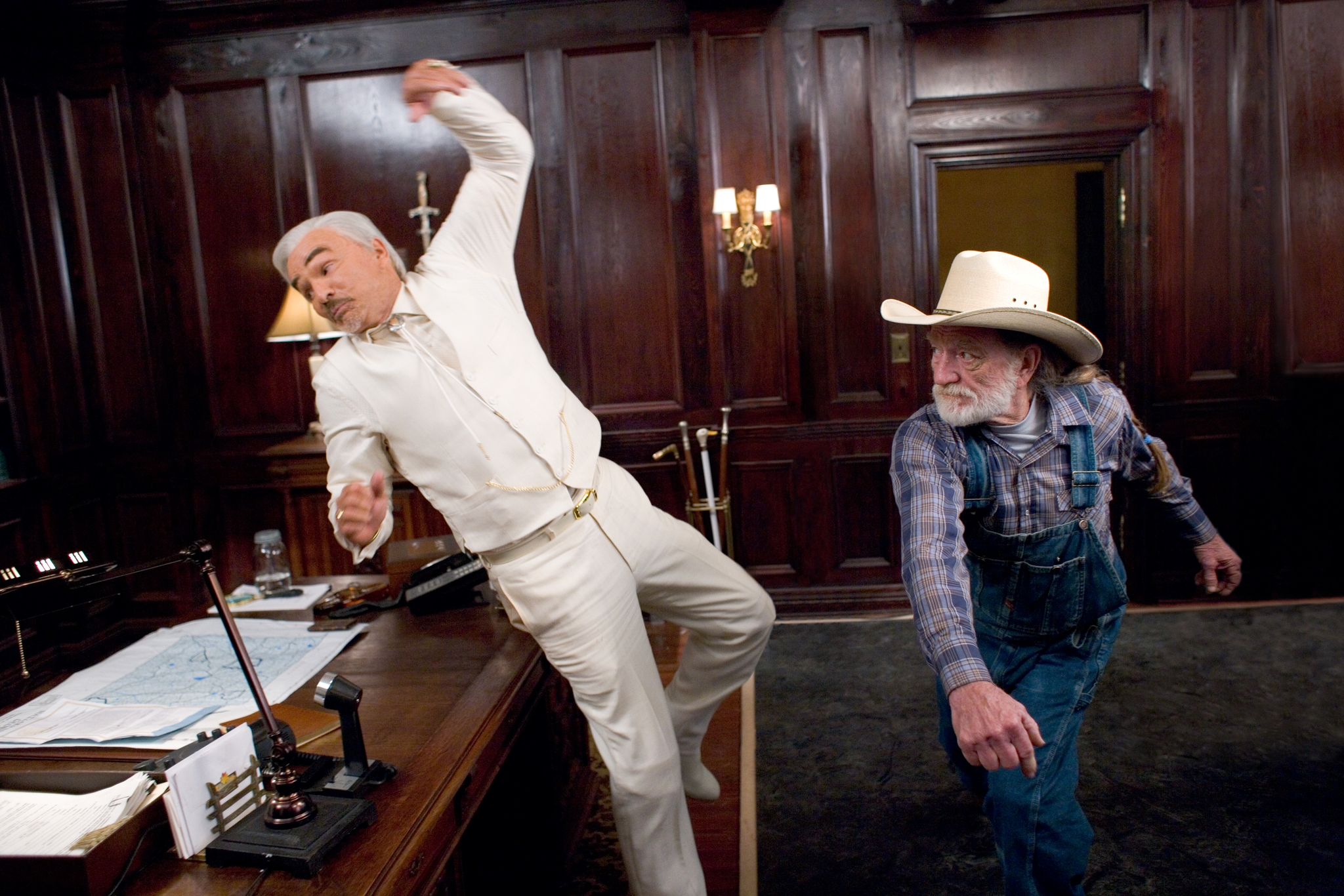 Still of Burt Reynolds and Willie Nelson in The Dukes of Hazzard (2005)