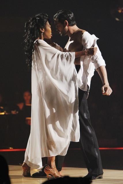 Still of Brandy Norwood and Maksim Chmerkovskiy in Dancing with the Stars (2005)