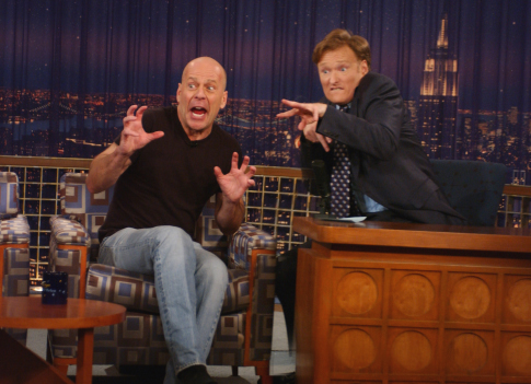 Still of Bruce Willis and Conan O'Brien in Late Night with Conan O'Brien (1993)