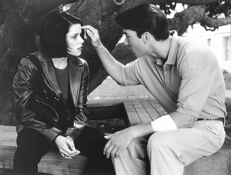 Still of Neve Campbell and Jerry O'Connell in Klyksmas: antroji dalis (1997)