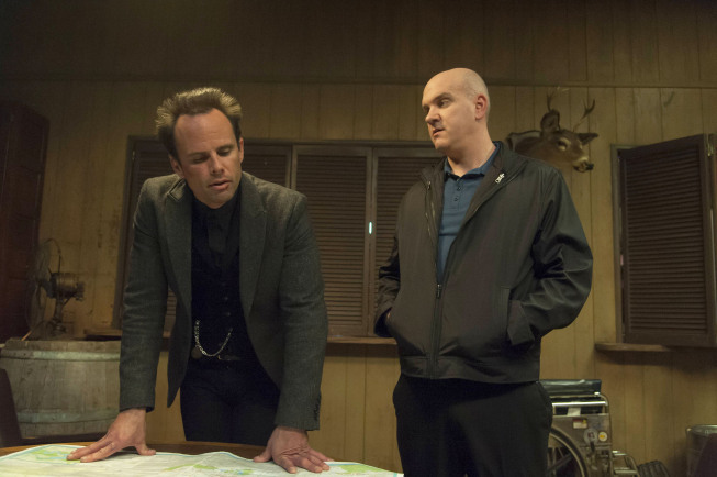 Still of Mike O'Malley and Walton Goggins in Justified (2010)
