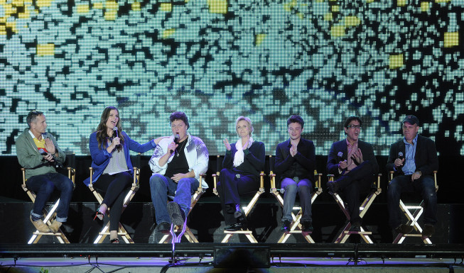 Still of Mike O'Malley, Dante Di Loreto, Dot-Marie Jones, Kristin Dos Santos, Kevin McHale and Chris Colfer in Glee (2009)