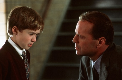 Still of Bruce Willis and Haley Joel Osment in Sestasis jausmas (1999)