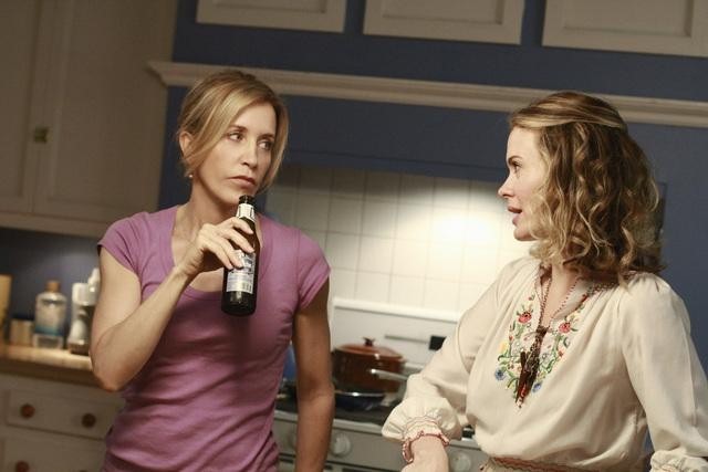 Still of Felicity Huffman and Sarah Paulson in Nusivylusios namu seimininkes (2004)