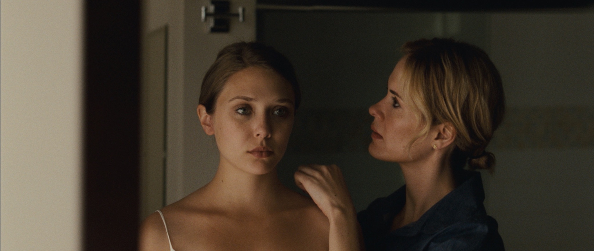 Still of Sarah Paulson and Elizabeth Olsen in Martha Marcy May Marlene (2011)