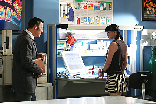 Still of Pauley Perrette and Larry Bagby in NCIS: Naval Criminal Investigative Service (2003)