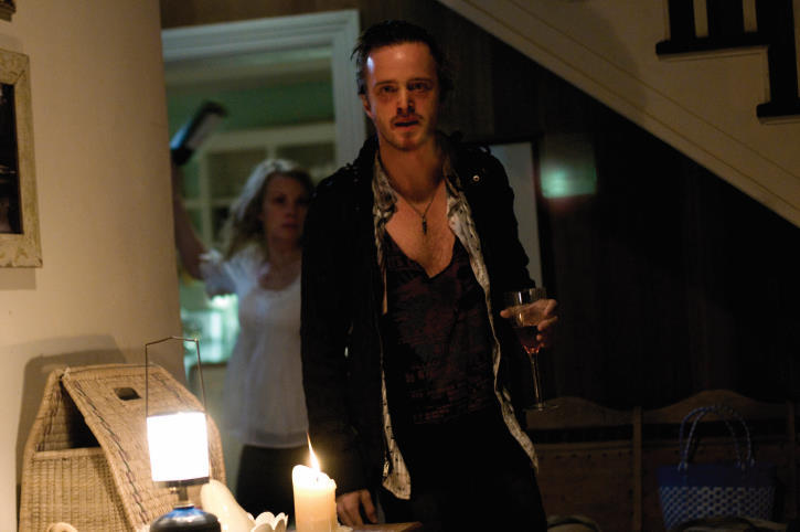 Still of Monica Potter and Aaron Paul in Paskutinis namas kaireje (2009)