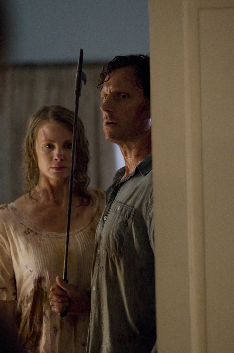 Still of Tony Goldwyn and Monica Potter in Paskutinis namas kaireje (2009)