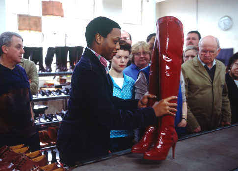 Still of Sarah-Jane Potts and Chiwetel Ejiofor in Kinky Boots (2005)
