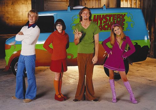 Fred, Velma, Shaggy and Daphne in front of the Mystery Machine