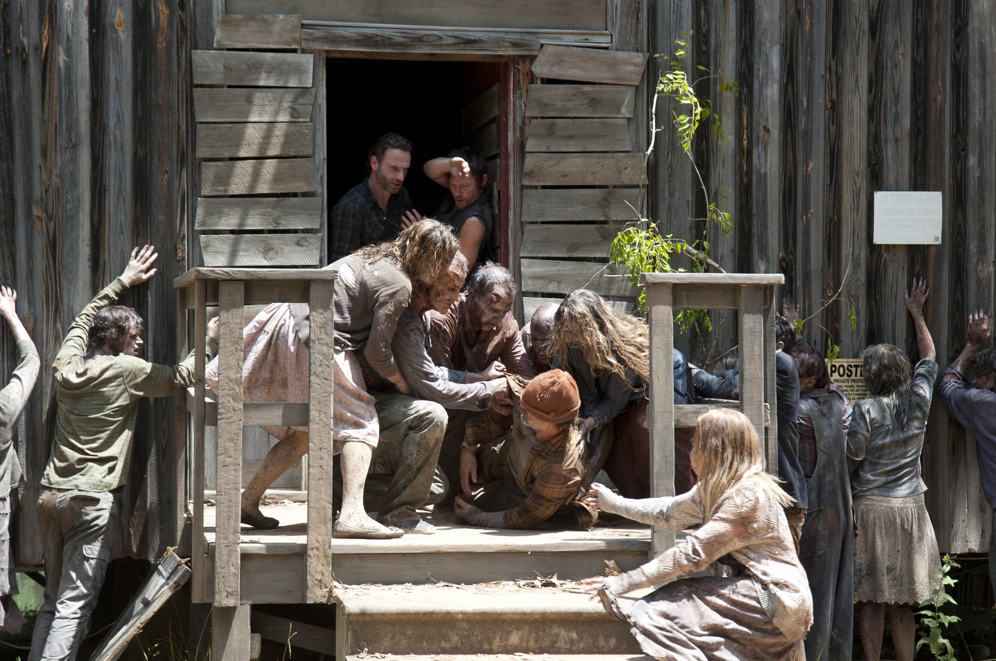 Still of Norman Reedus and Andrew Lincoln in Vaiksciojantys negyveliai: When the Dead Come Knocking (2012)