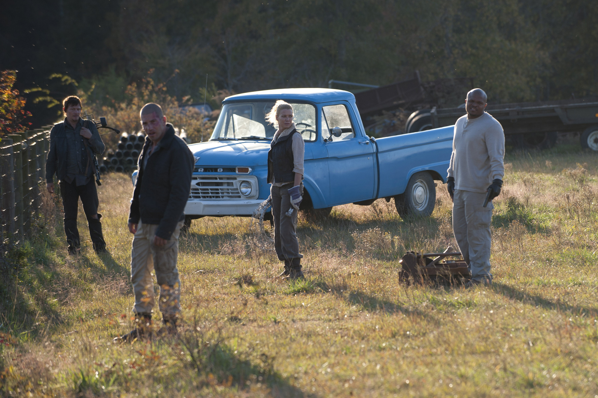 Still of Norman Reedus, Laurie Holden, Andrew Lincoln and Jon Bernthal in Vaiksciojantys negyveliai (2010)