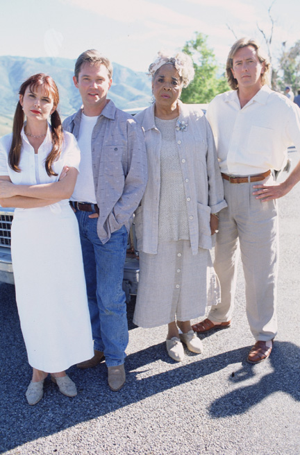 Still of Richard Thomas, Roma Downey, John Dye and Della Reese in Touched by an Angel (1994)
