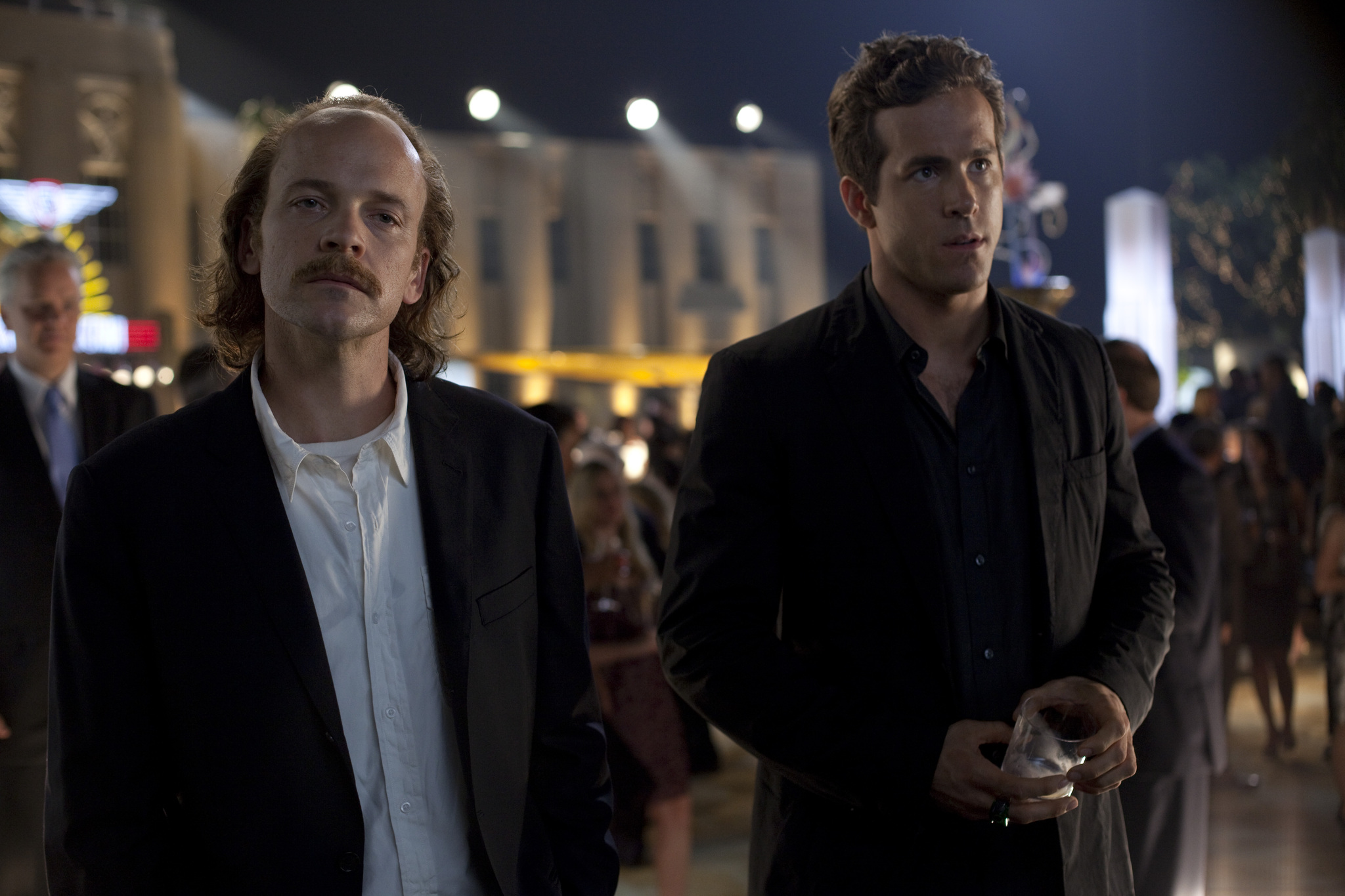 Still of Ryan Reynolds and Peter Sarsgaard in Zaliasis zibintas 3D (2011)