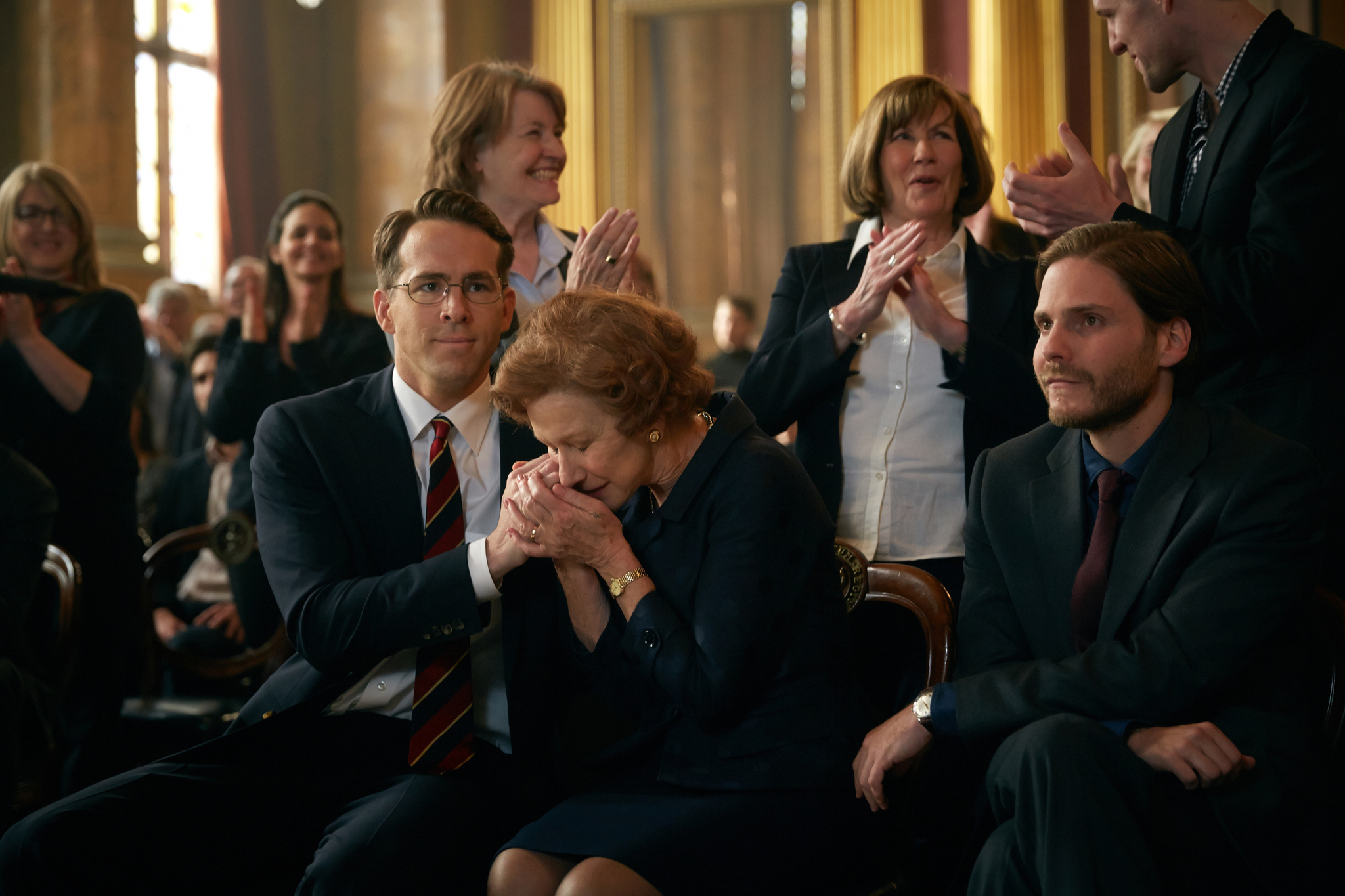 Still of Helen Mirren and Ryan Reynolds in Woman in Gold (2015)
