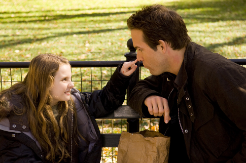 Still of Ryan Reynolds and Abigail Breslin in Definitely, Maybe (2008)