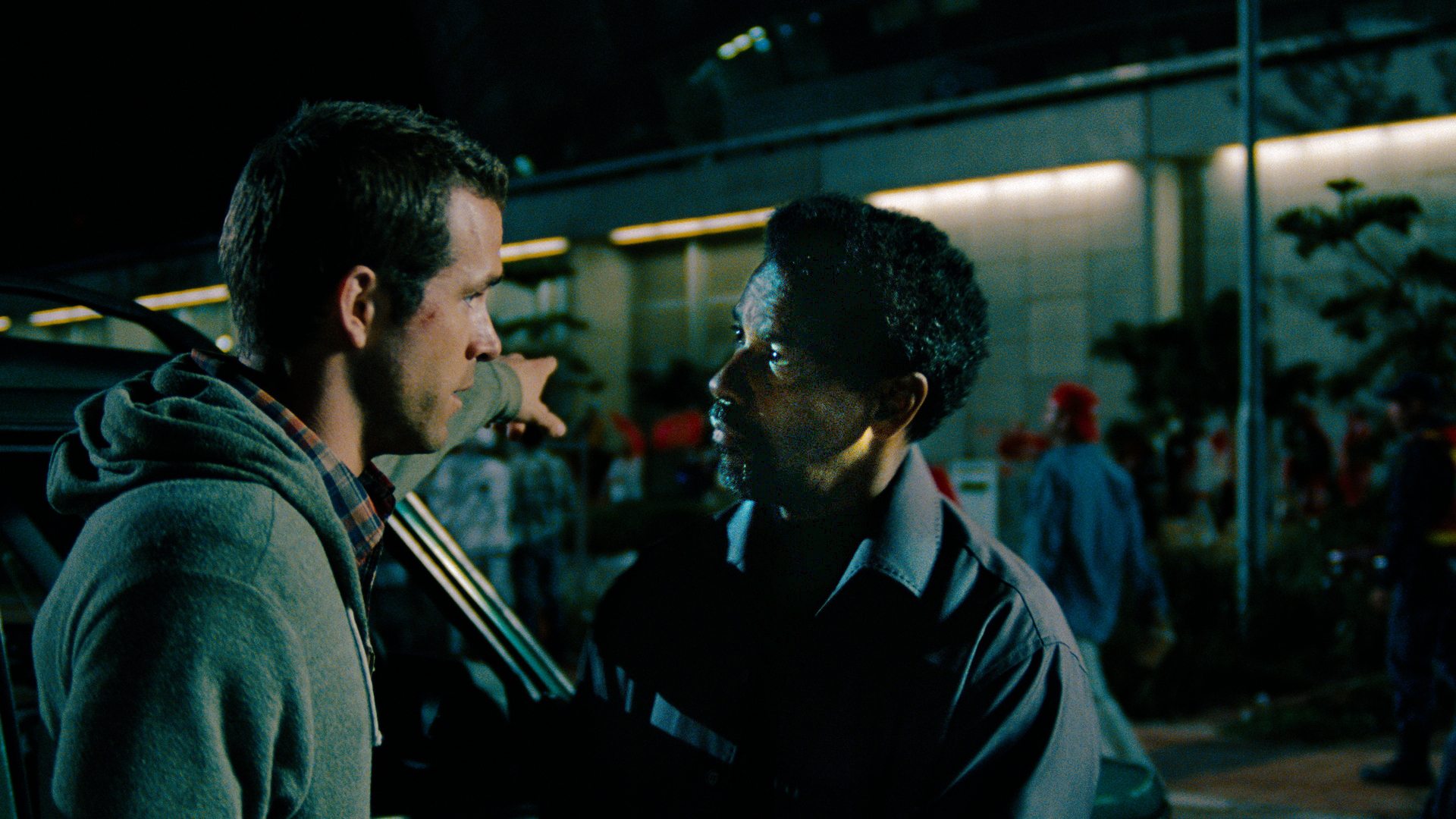 Still of Denzel Washington and Ryan Reynolds in Nesaugus prieglobstis (2012)