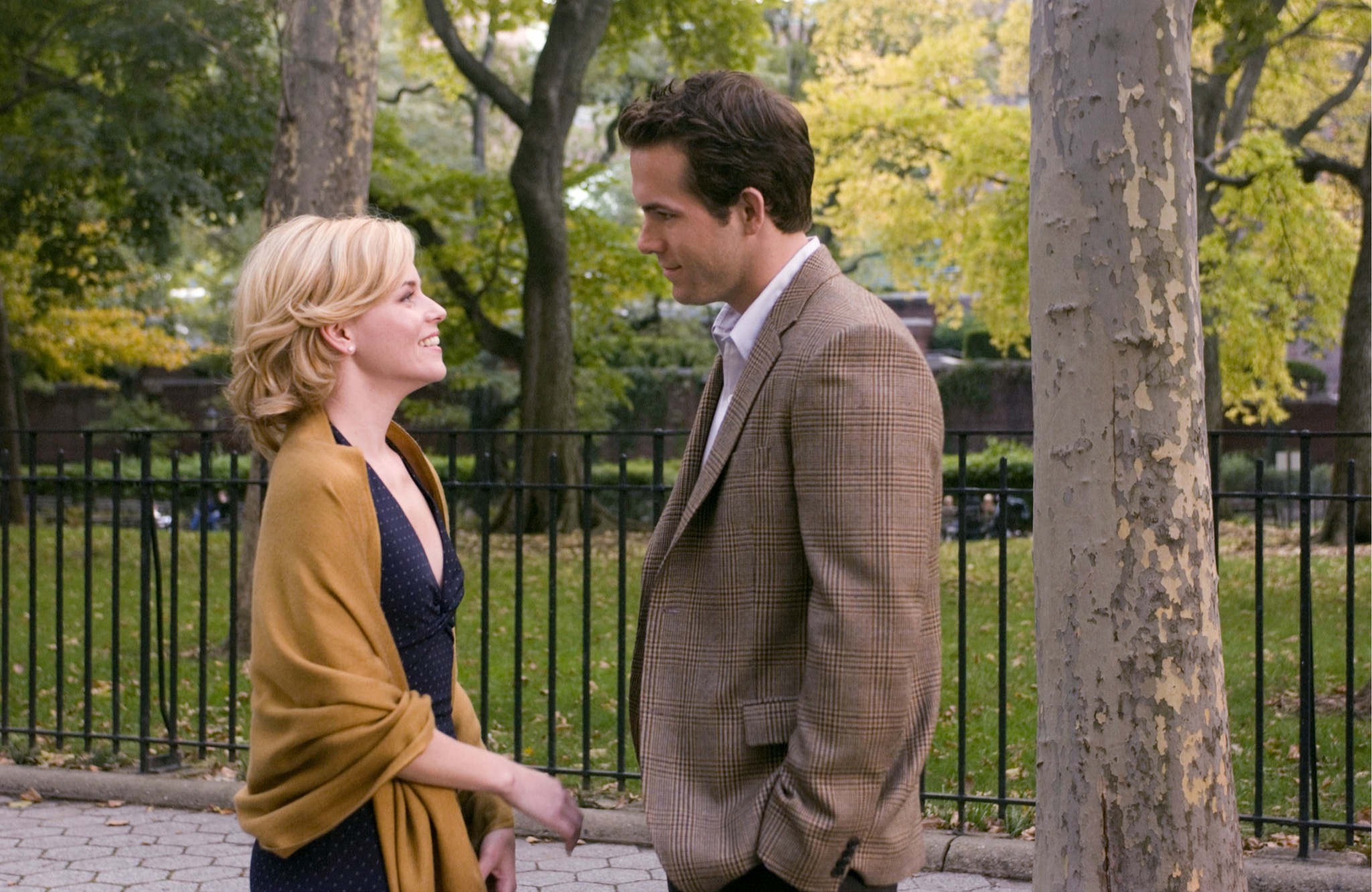 Still of Ryan Reynolds and Elizabeth Banks in Definitely, Maybe (2008)