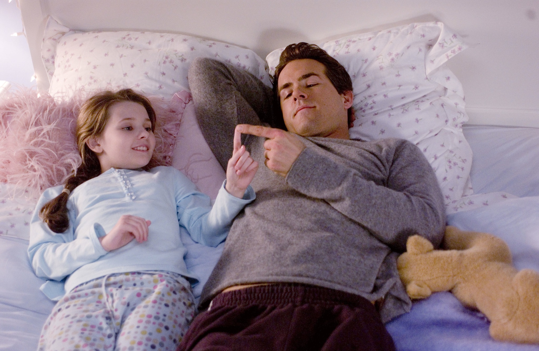 Still of Ryan Reynolds and Abigail Breslin in Definitely, Maybe (2008)