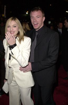 Madonna and Guy Ritchie at event of Snatch. (2000)