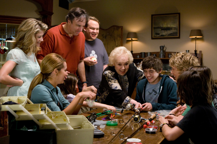 Still of Kevin Nealon, Doris Roberts, Ashley Tisdale, Gillian Vigman, Carter Jenkins and Regan Young in Aliens in the Attic (2009)