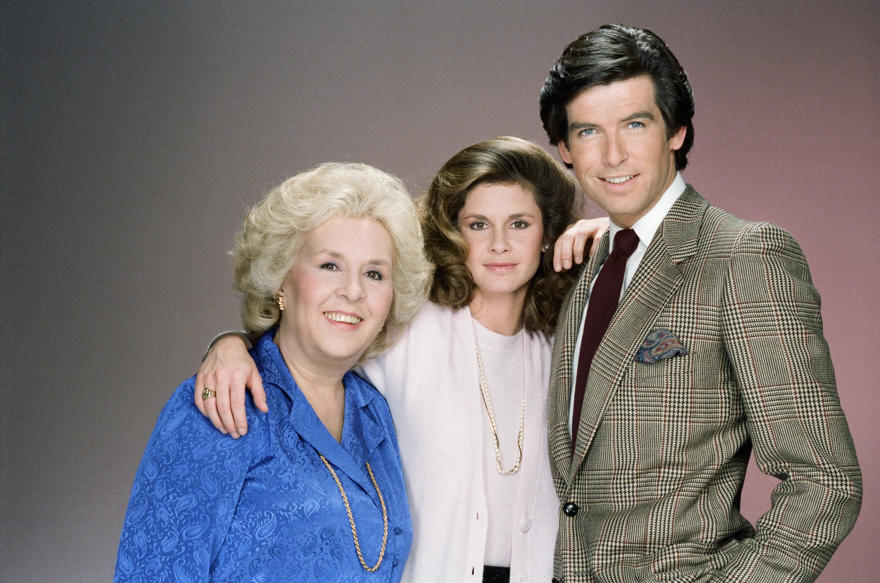 Still of Pierce Brosnan, Stephanie Zimbalist and Doris Roberts in Remington Steele (1982)