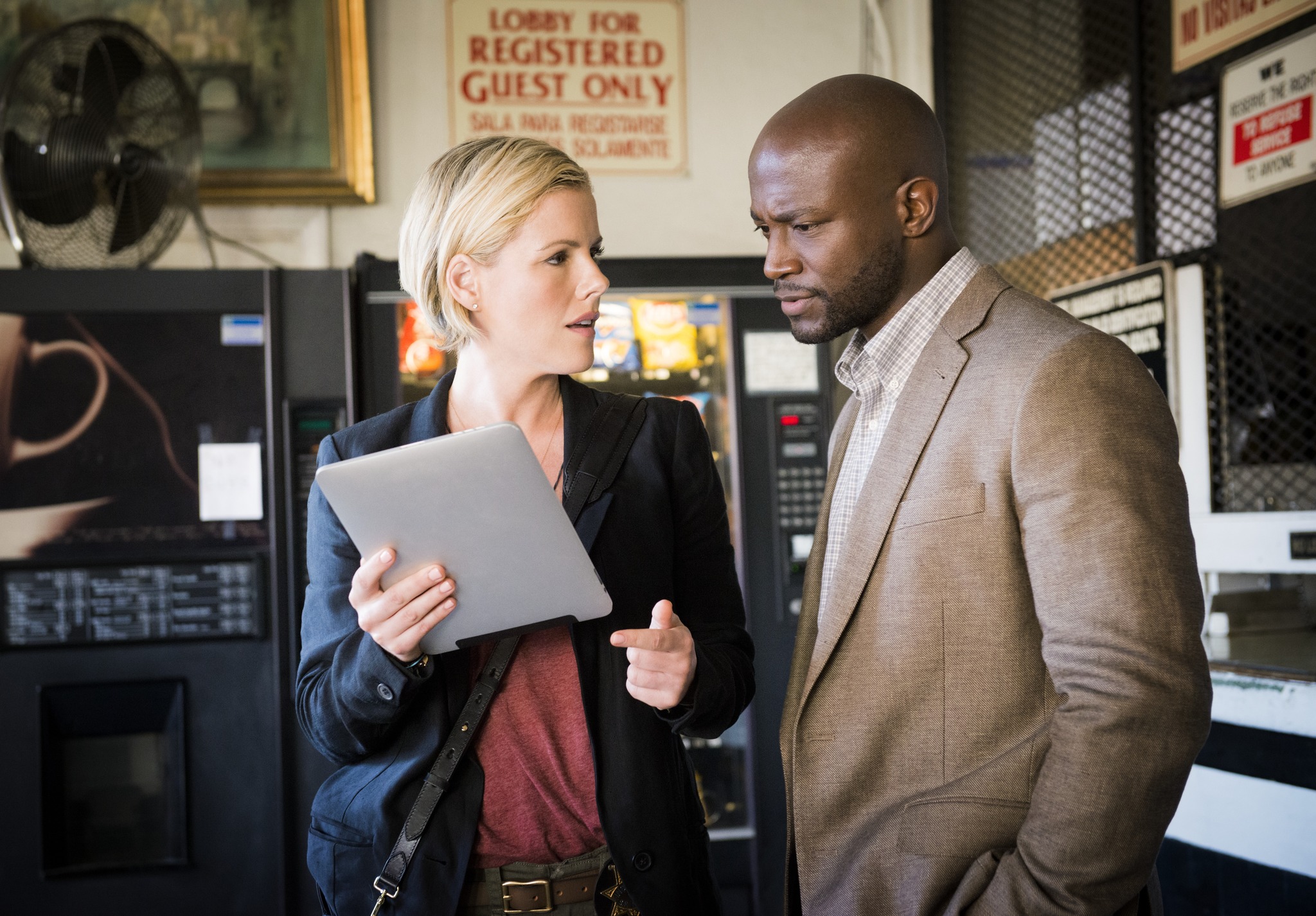 Still of Taye Diggs and Kathleen Robertson in Murder in the First (2014)